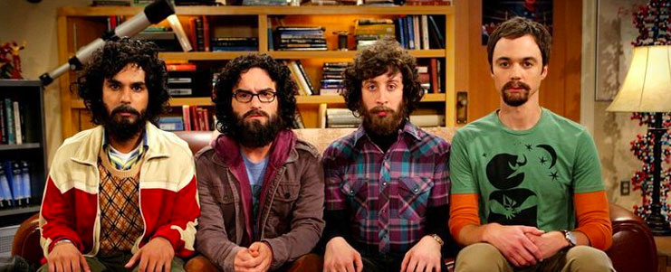 Immagine tratta da Big Bang Theory con i quattro protagonisti con barba e capelli lunghi (come se fossero invecchiati lì) seduti sul solito divano.