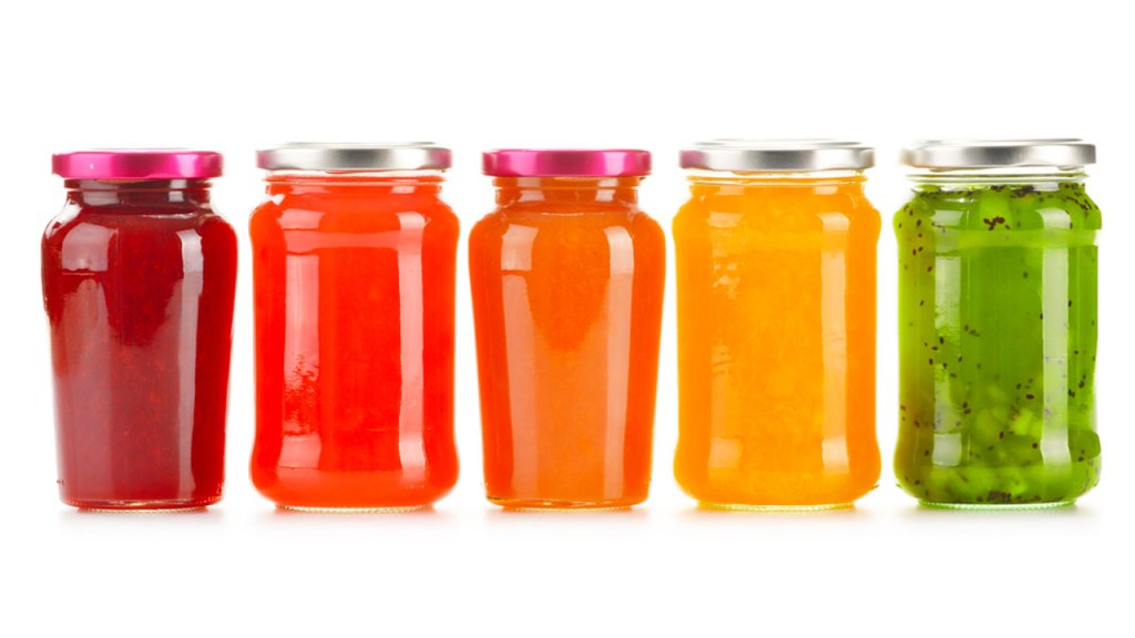 Foto di cinque coloratissimi vasetti di marmellata.