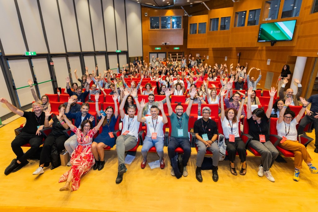 Fotona finale di gruppo con tutte le partecipanti e i partecipanti al Summit. In prima fila tutto il board. io sono in fondo in fondo, piccolo piccolo.